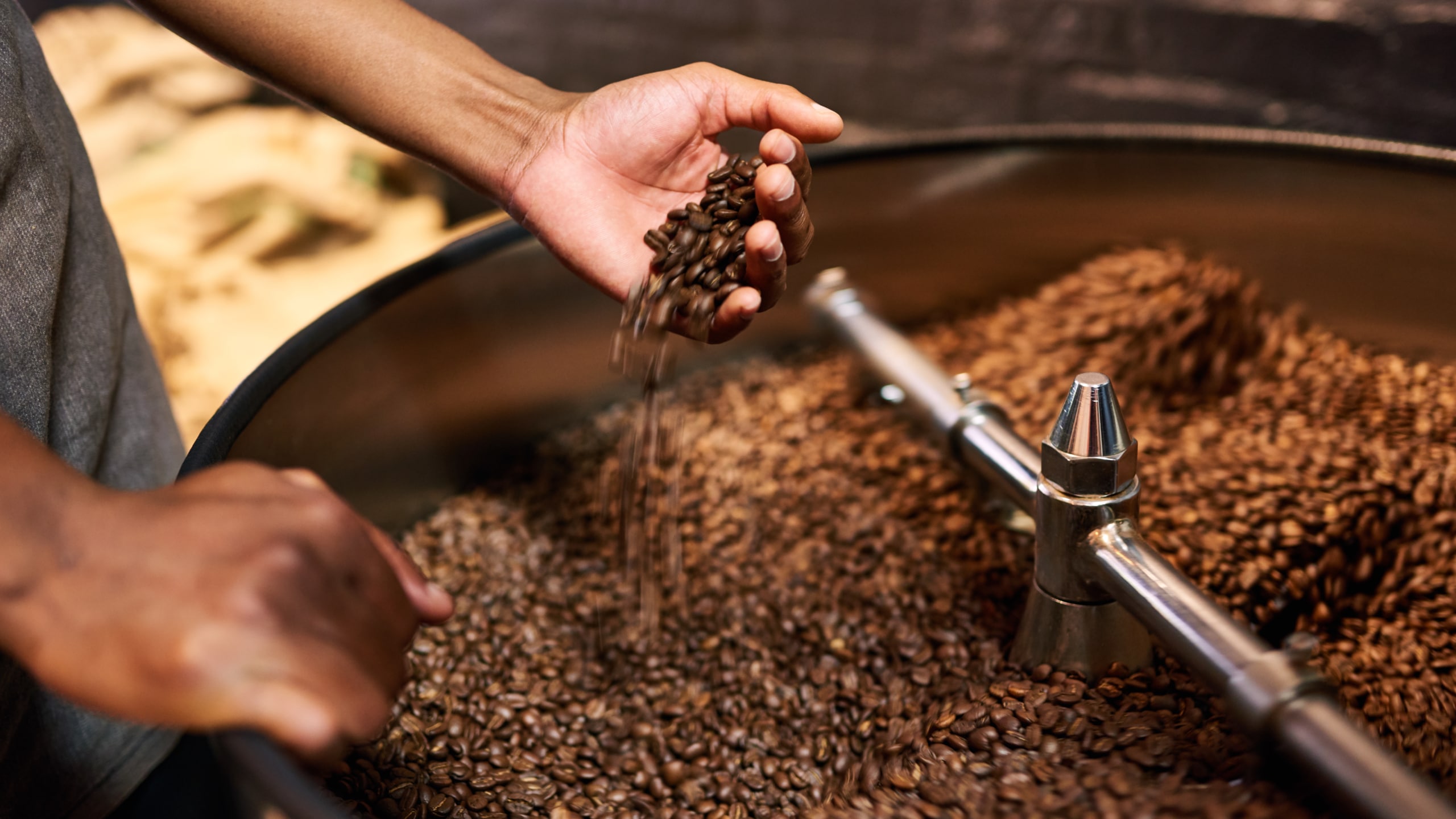 kaffeekontrolle am Röster