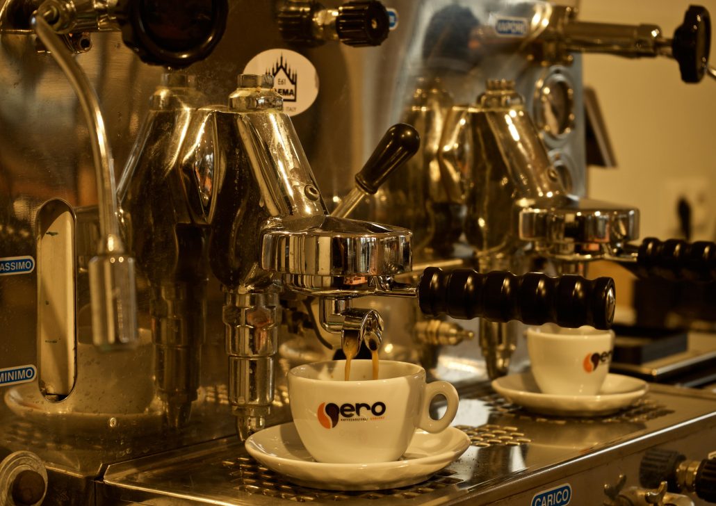 Entdecke wahren Kaffeegenuss mit der Siebträger-Zubereitung siebträgermaschine mit kaffeetasse