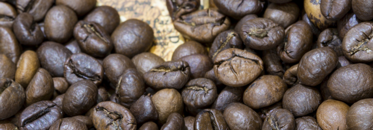 Kaffeebohen mit der Karte von Peru