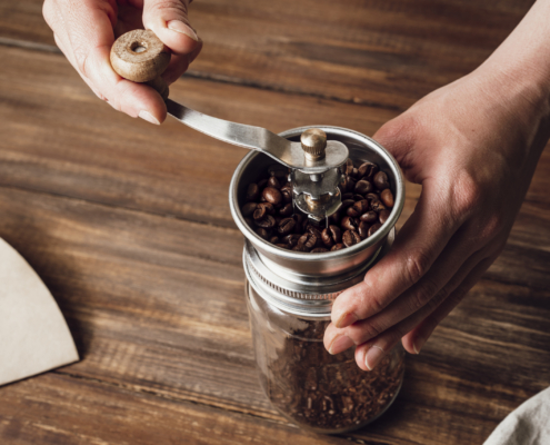 Kaffee frisch mahlen mit der Handmühle