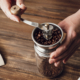 Kaffee frisch mahlen mit der Handmühle