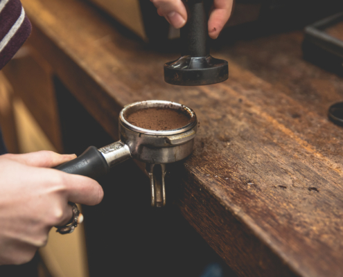 espresso tampern mit frischem Kaffee