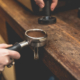 espresso tampern mit frischem Kaffee