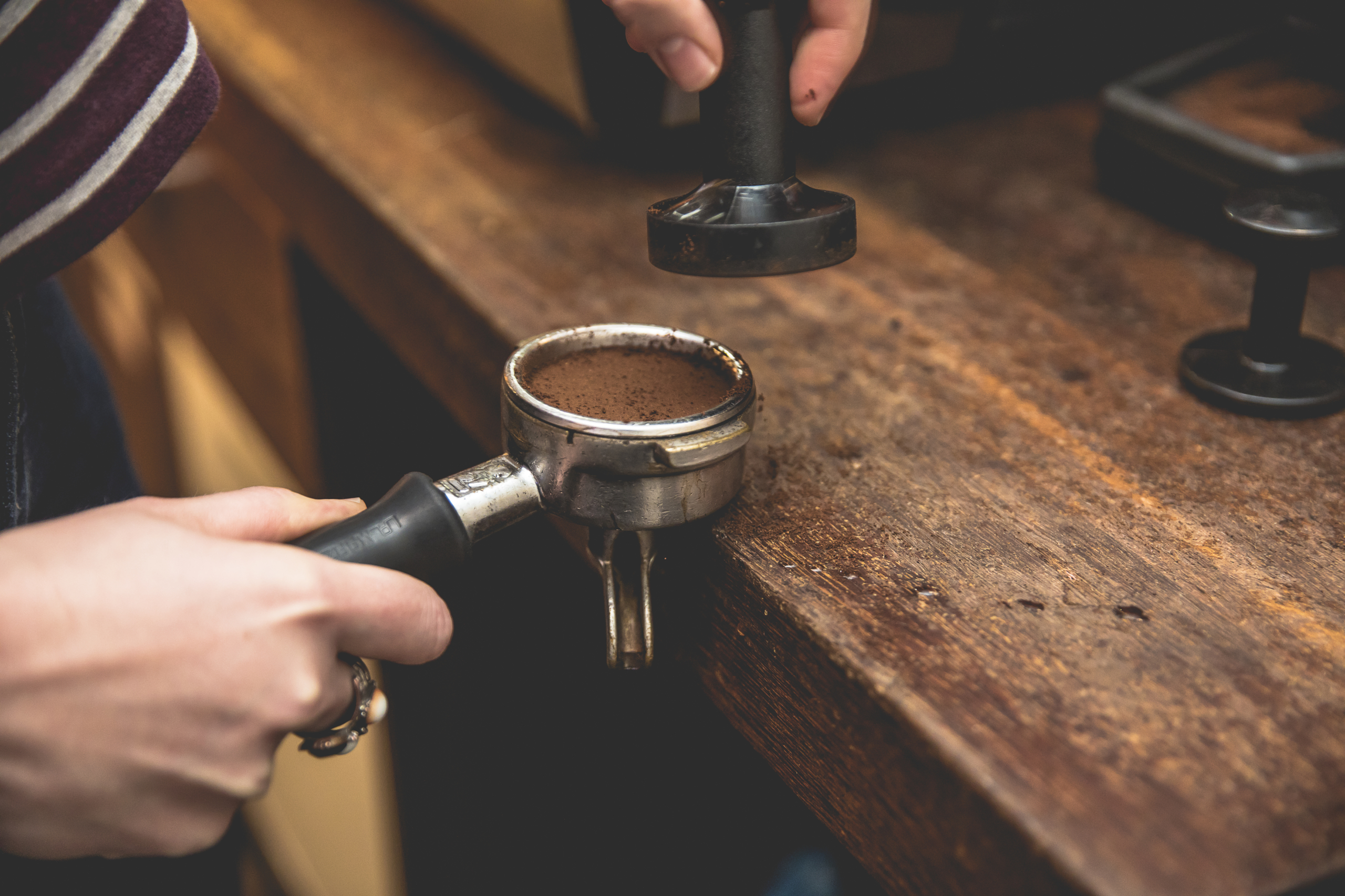 espresso tampern mit frischem Kaffee
