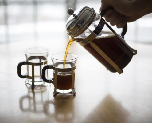 kaffee aus einer french press wird in einer tasse serviert