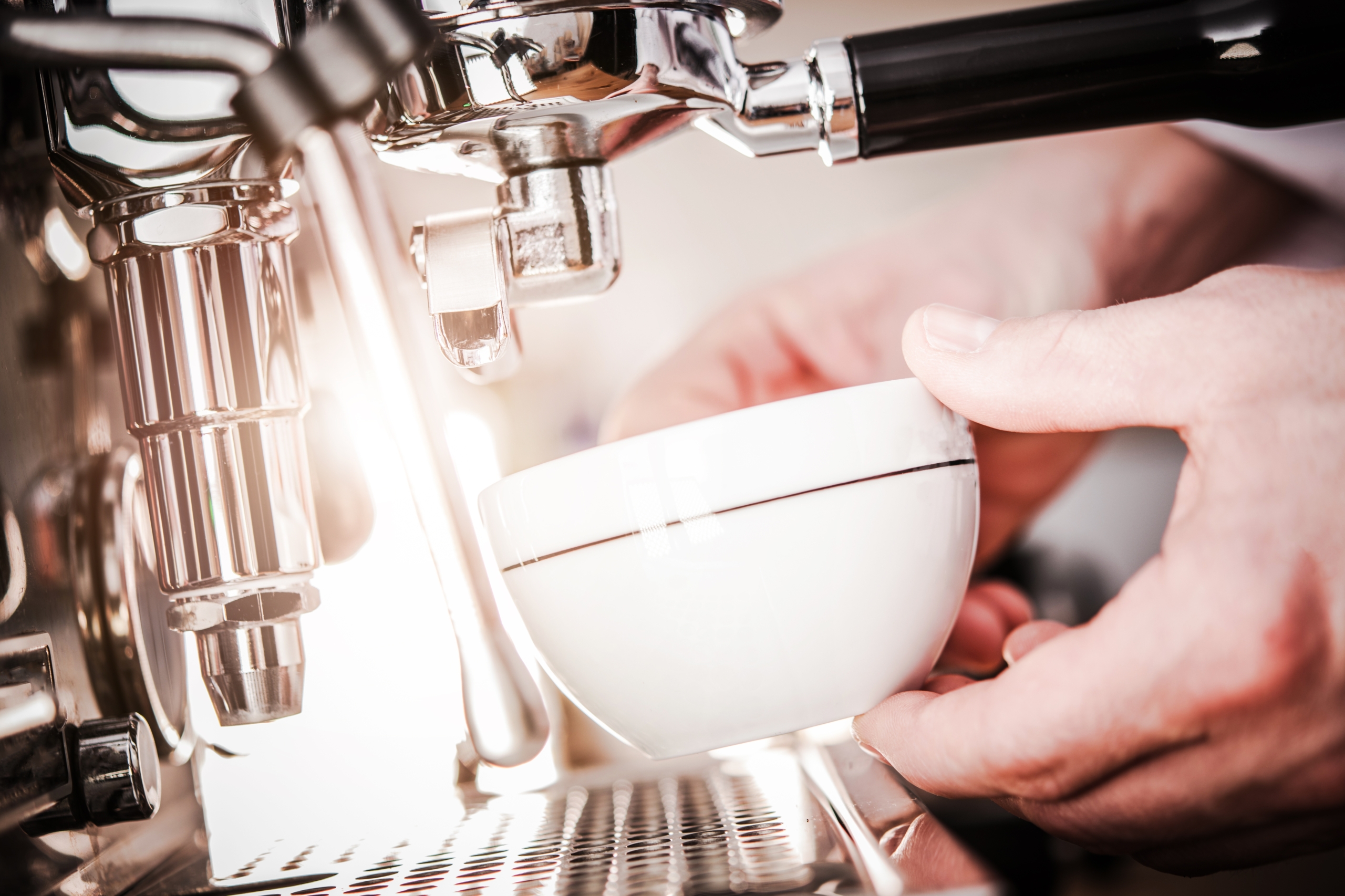 Kaffeetasse unter Kaffeemaschine