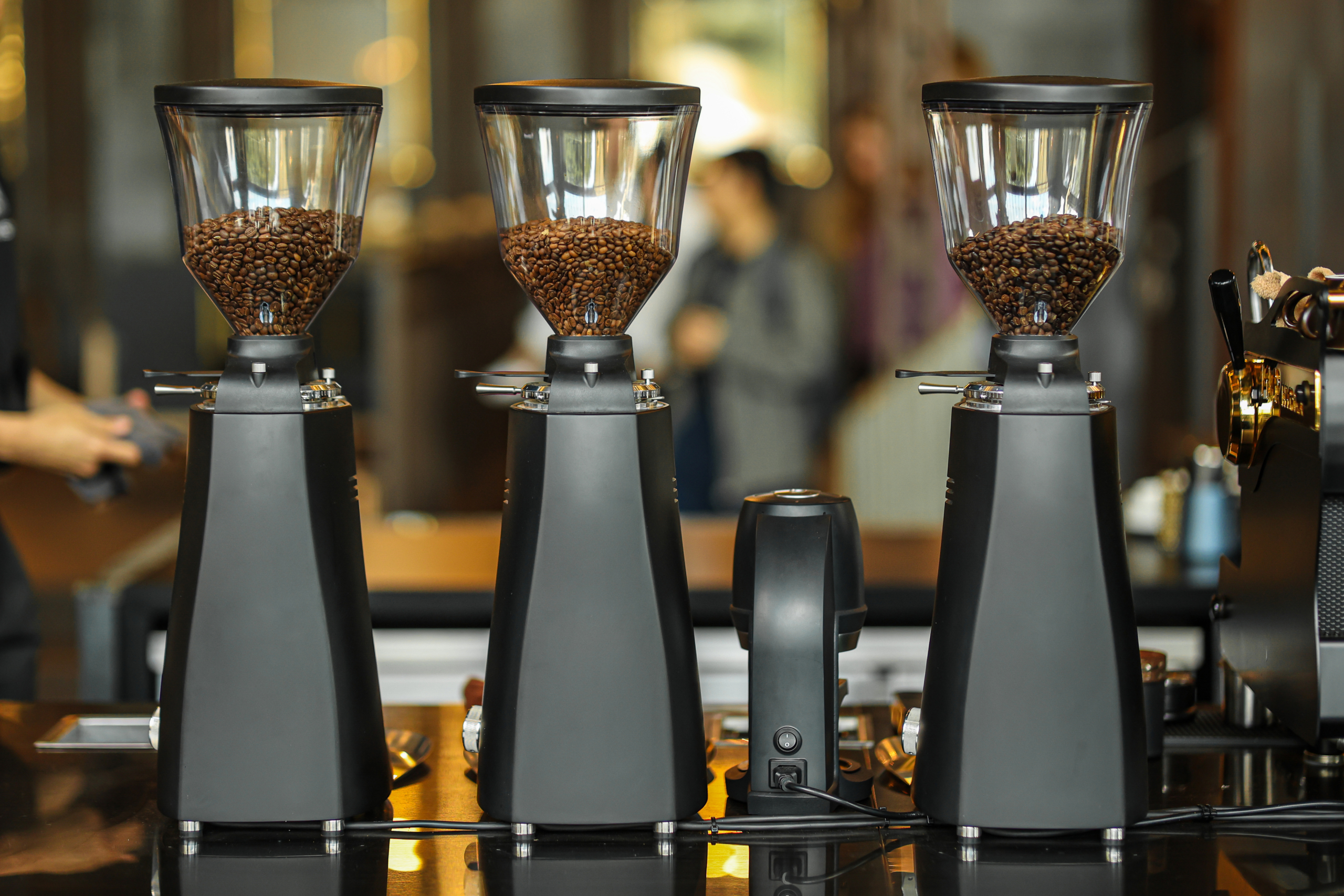 blick auf verschiedene kaffeemühlen