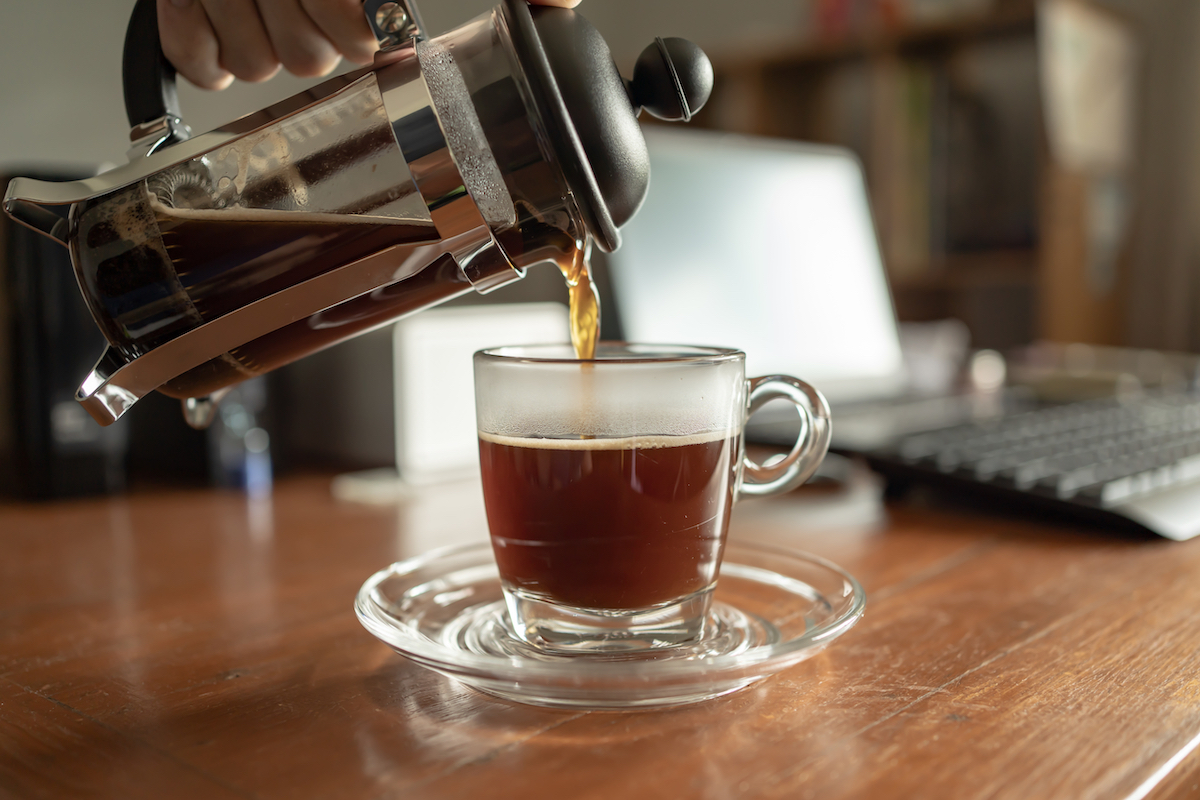 frenchpress und kaffeetasse