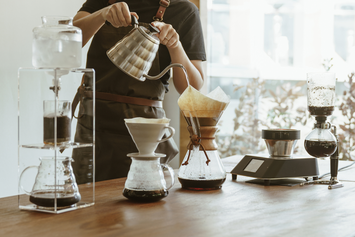 mann, der kaffee mit einem handfilter aufgiest