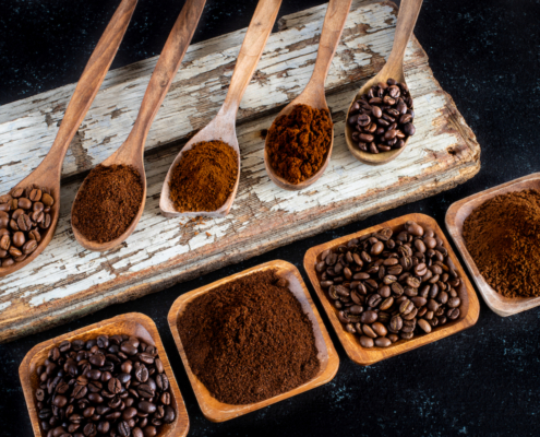 kaffee in verschiedenen mahlgraden und röstungen