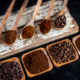 kaffee in verschiedenen mahlgraden und röstungen