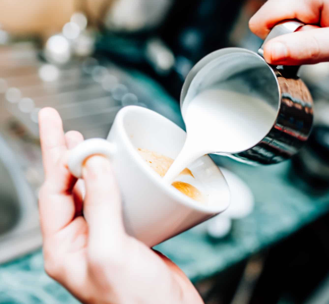 barista bei der zubereitung von cappuccino