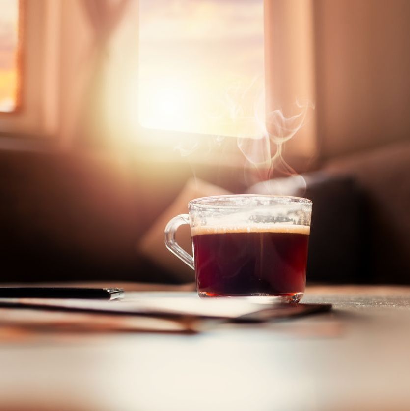 blick auf eine tasse espresso lungo