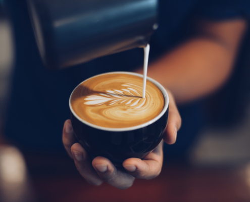 blick auf eine tasse mit latte art