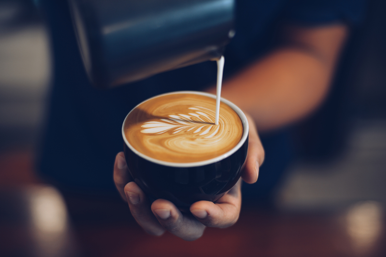 blick auf eine tasse mit latte art