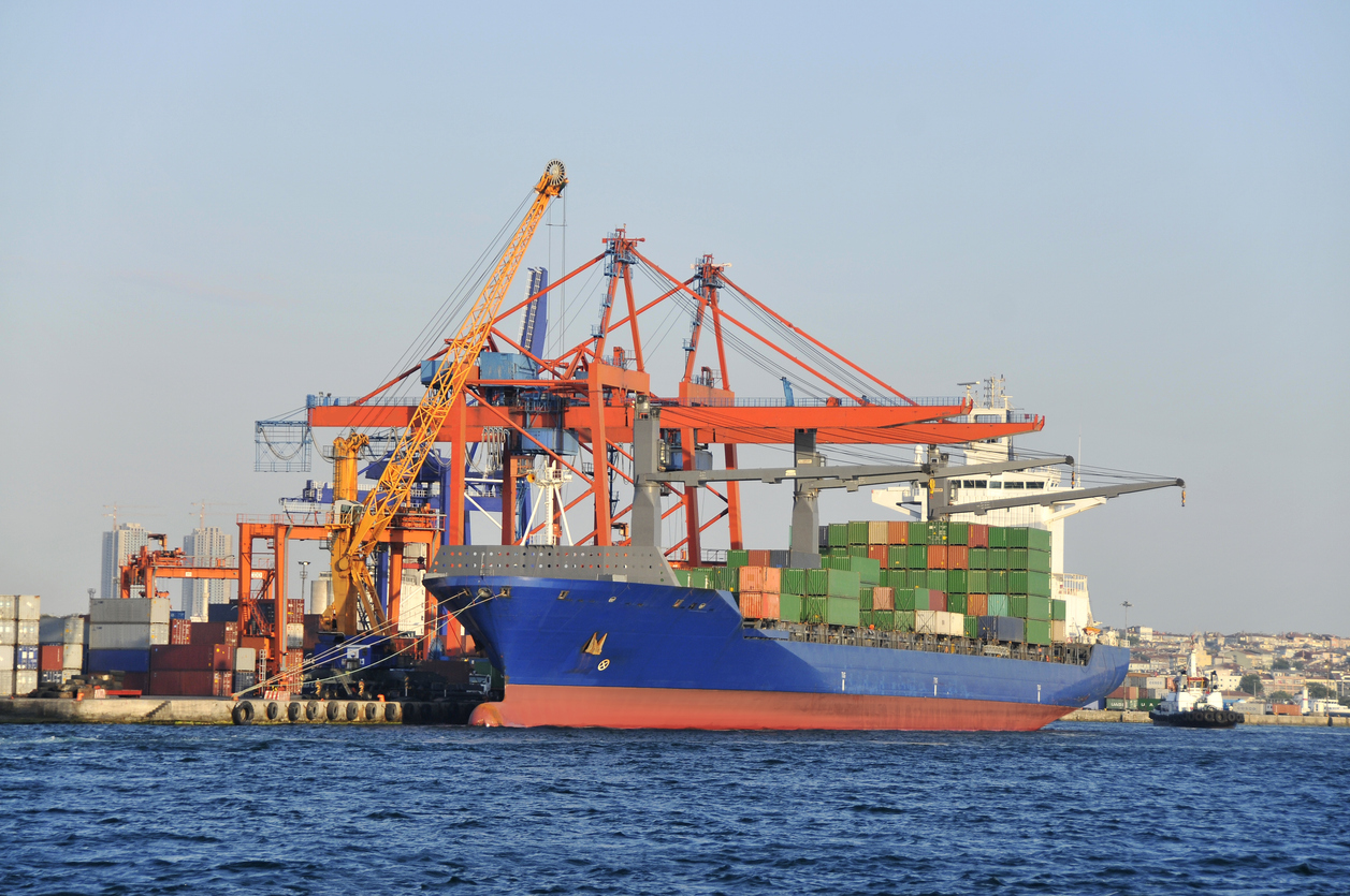 blick auf ein containerschiff
