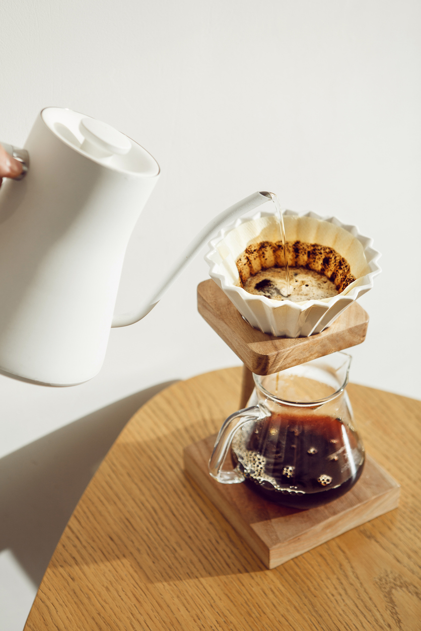 Erfahre hier alles, wie dein Filterkaffee zum wahren Genuss wird blick auf eine kaffeekaraffe