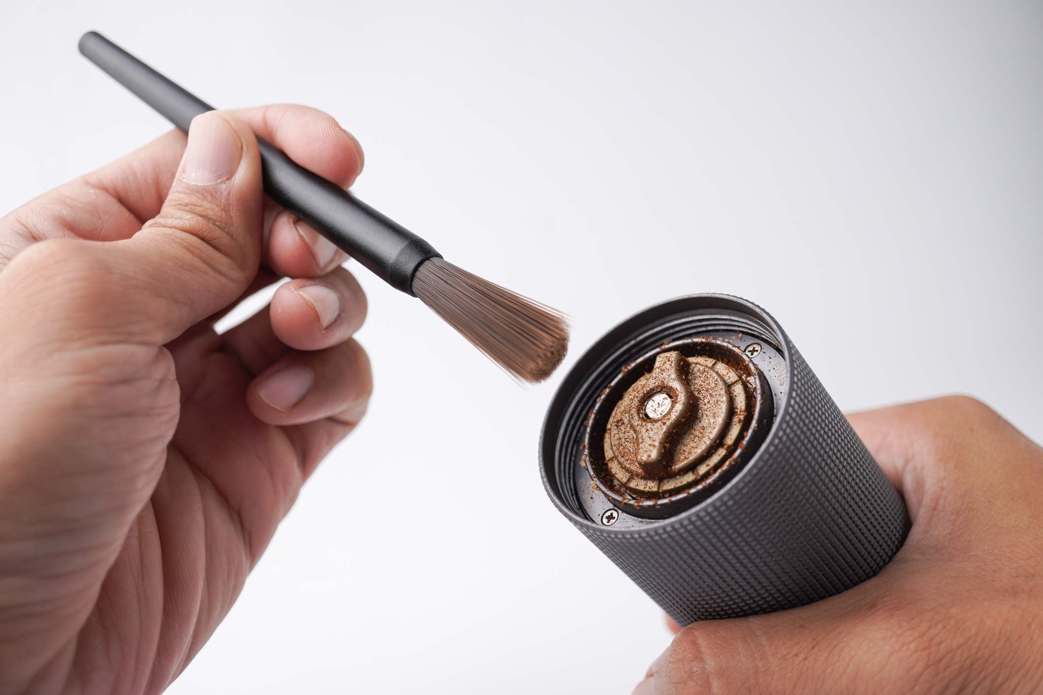 reinigung eines mahlwerks mit einem pinsel