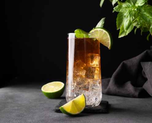 blick auf ein glass espresso tonic