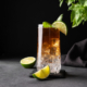 blick auf ein glass espresso tonic