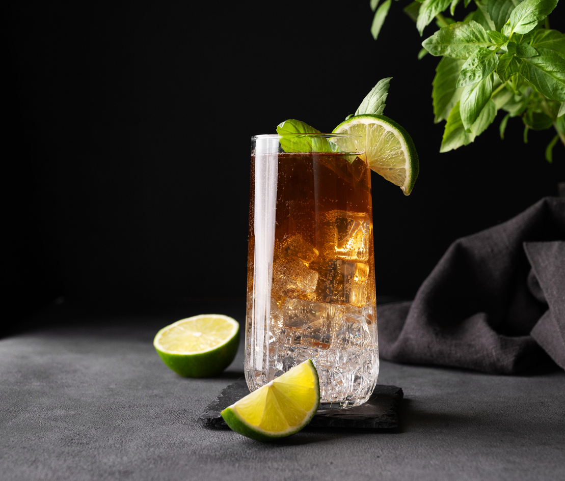 Espresso Tonic - Eine prickelnde Espressovariante! blick auf ein glass espresso tonic