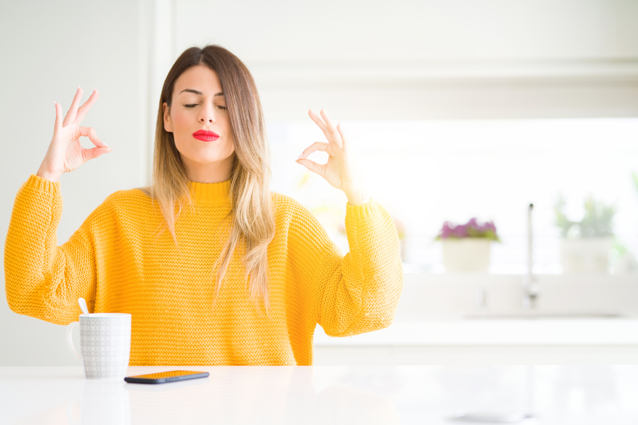 eine frau beim Kaffee