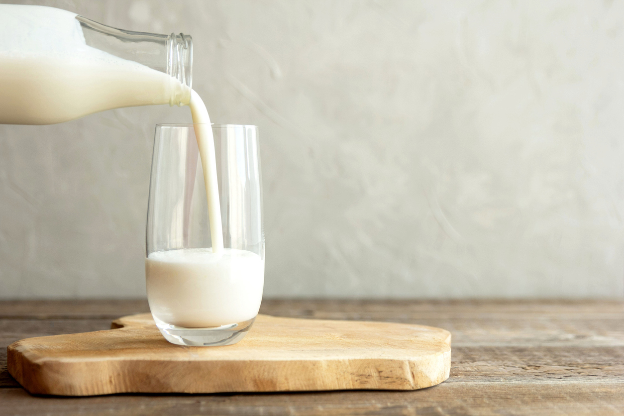 blick auf kuhmilch im glas