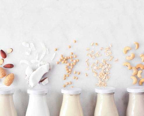 verschiedene sorten pflanzenmilch
