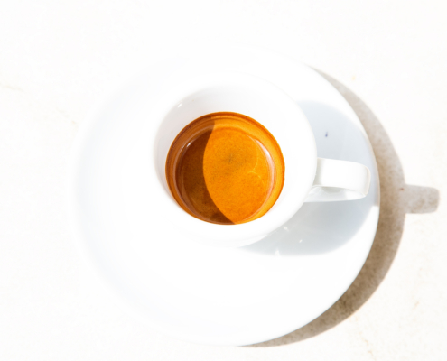 blick auf eine tasse ristretto
