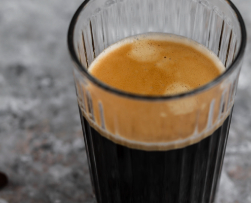 blick auf ein glass espresso lungo