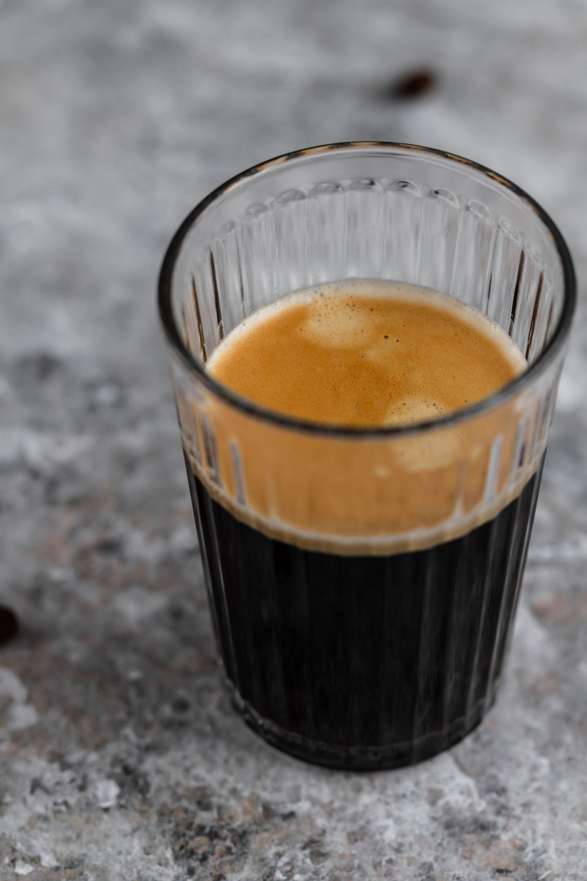 Erfahre mehr über den Espresso Lungo hier! blick auf ein glass espresso lungo