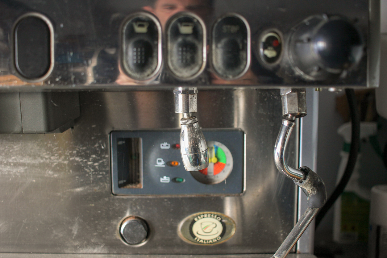 Wie du lange Spaß mit deiner Espressomaschine hast blick auf eine verkalkte kaffeemaschine