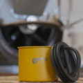 Airscape Kaffeedose in Gelb mit Nero-Branding, aromadicht
