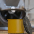 Airscape Kaffeedose in Gelb mit Nero-Branding, aromadicht