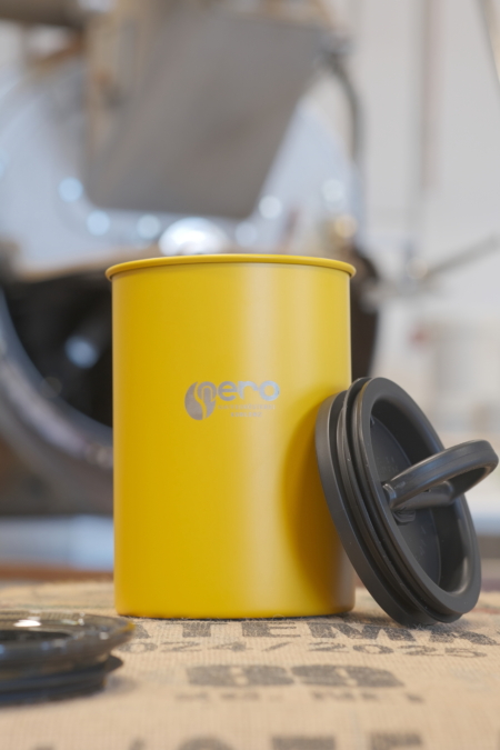 Airscape Kaffeedose in Gelb mit Nero-Branding, aromadicht