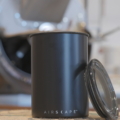 Airscape Kaffeedose in Schwarz mit Nero-Branding, luftdicht