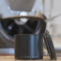 Airscape Kaffeedose in Schwarz mit Nero-Branding, luftdicht