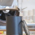 Airscape Kaffeedose in Schwarz mit Nero-Branding, luftdicht