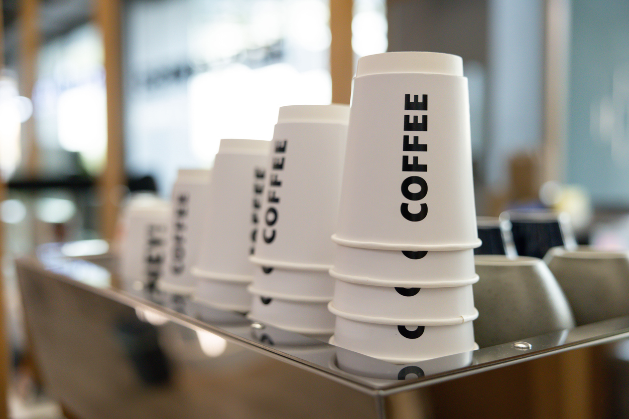 Jetzt mit richtiger Kaffeekultur in deiner Stadt glänzen! blick auf pappbecher aus der systemgastronomie