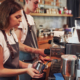 blick in ein kleines café