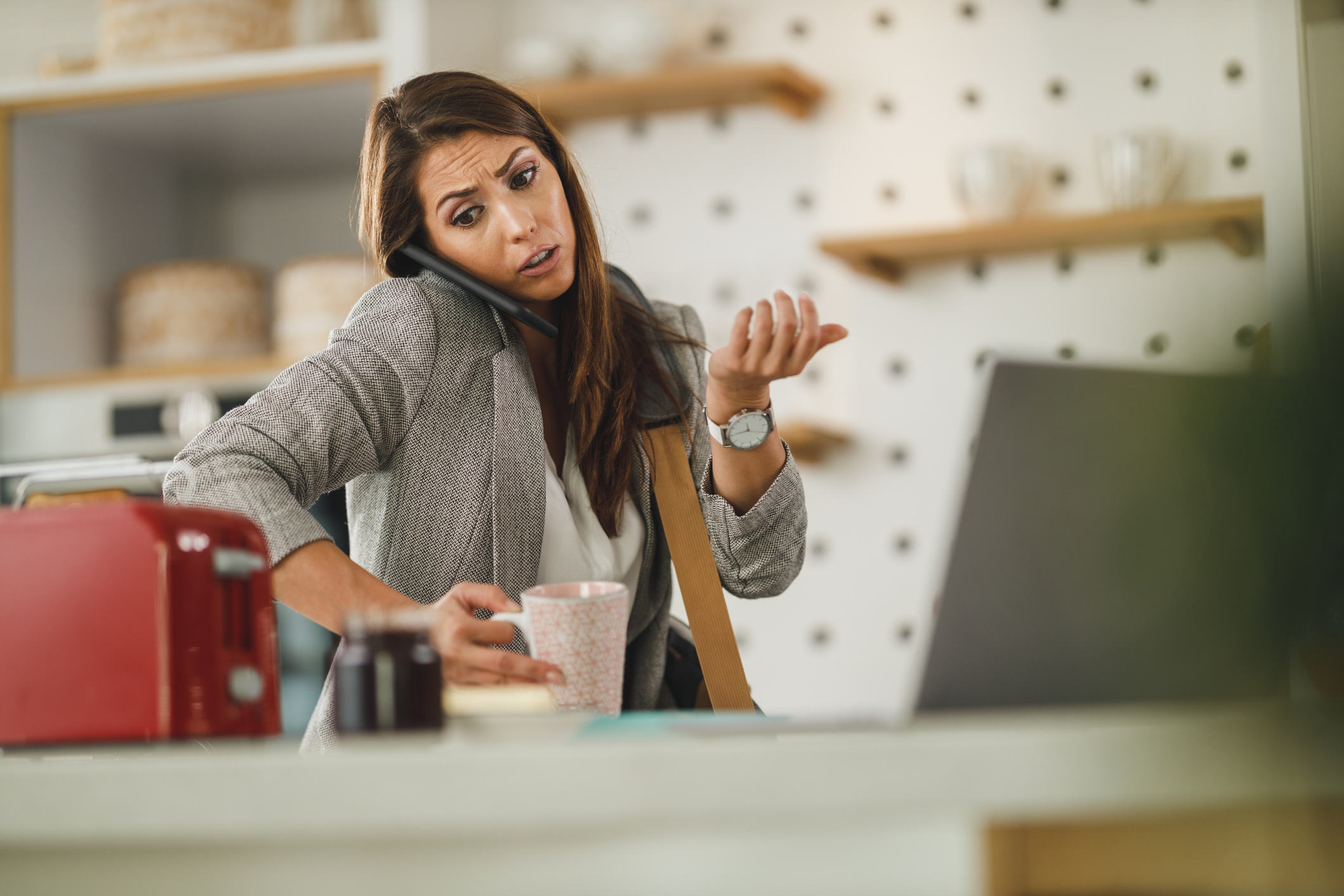 Stressiger Alltag? Kaffee darf dabei nicht fehlen! gestresste frau mit kaffeee