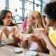 junge menschen beim kaffee