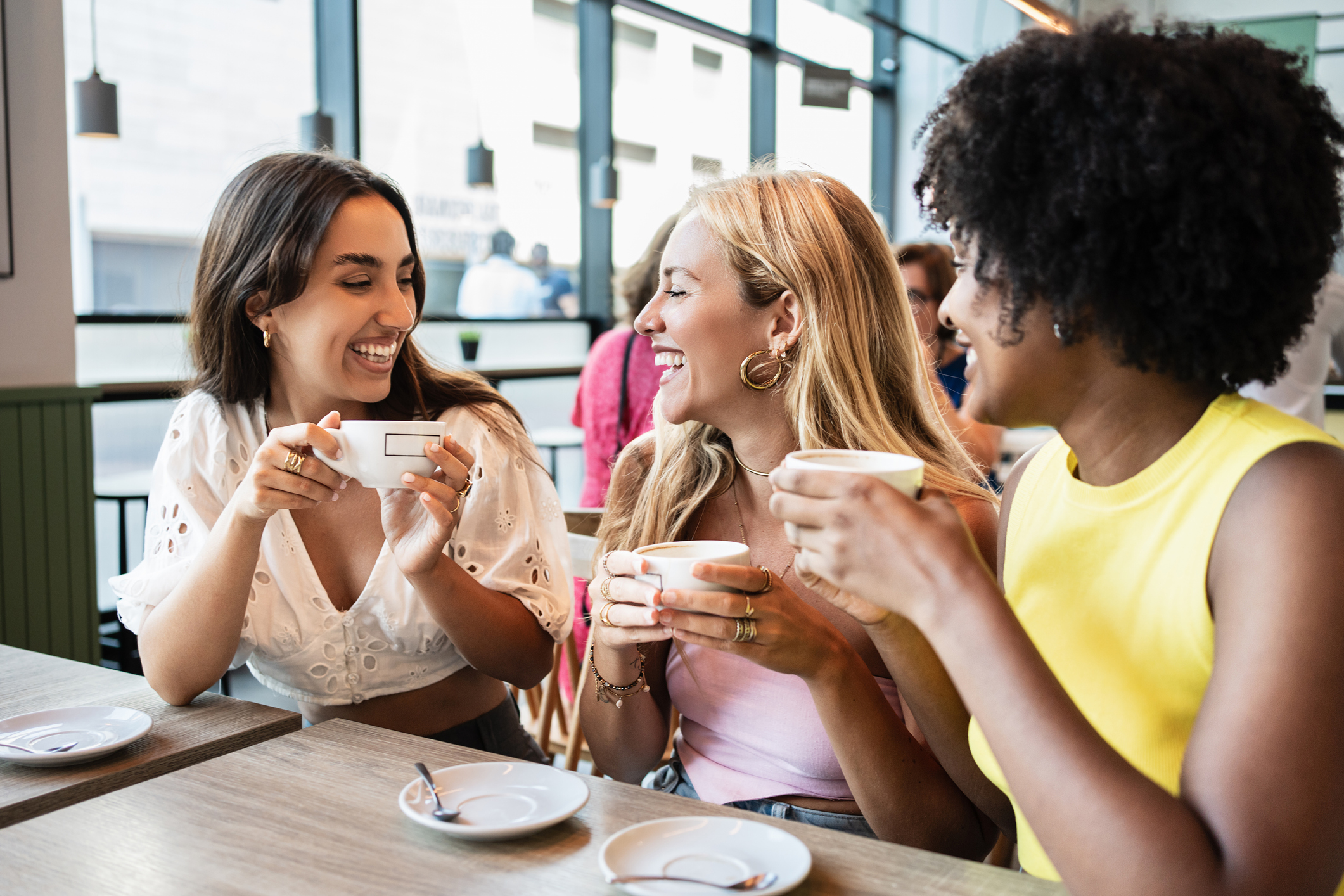Was bewegt den jungen Kaffeetrinker? junge menschen beim kaffee