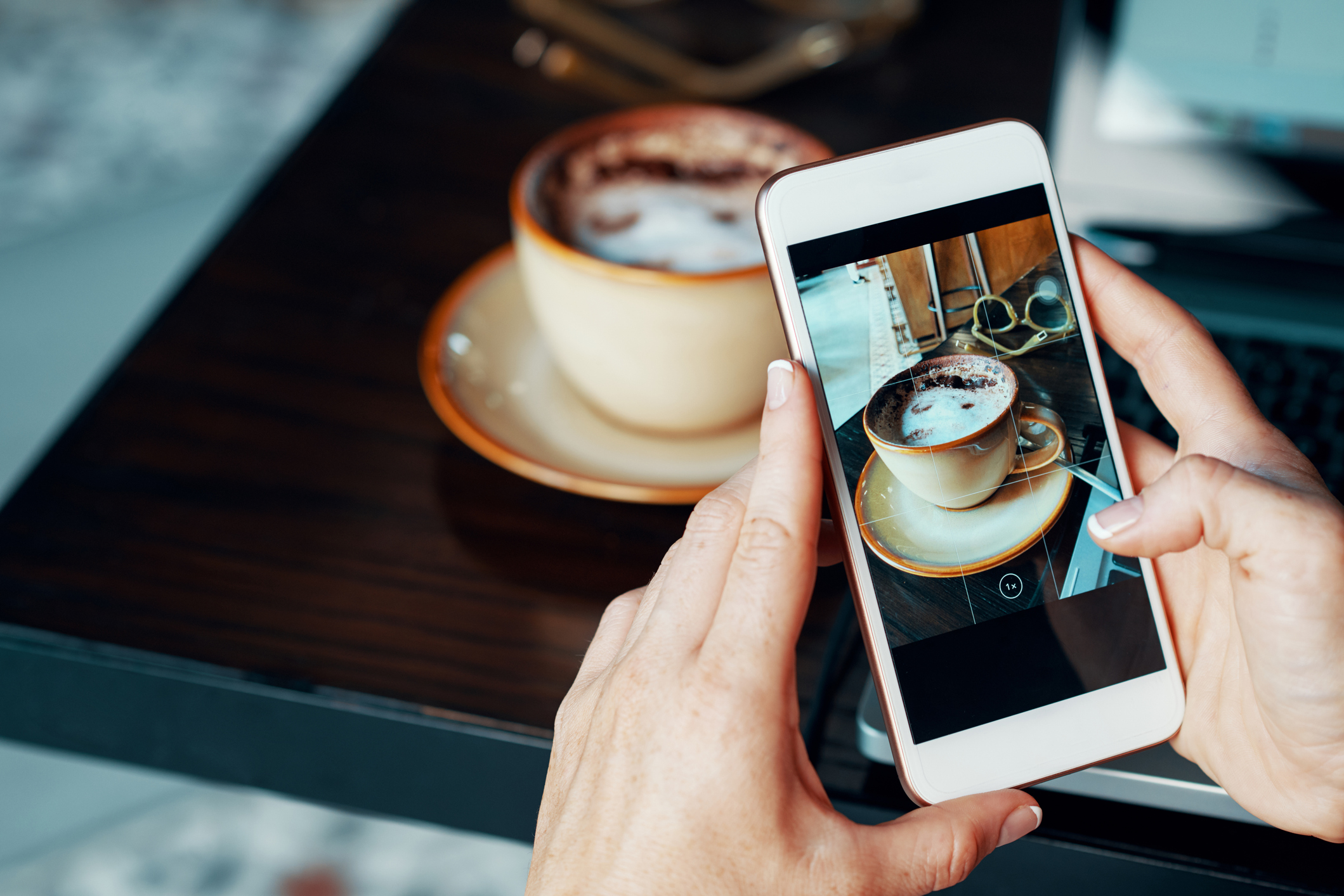 Social Media: Der Taktgeber für die aktuelle Kaffeewelt foto social media von kaffee